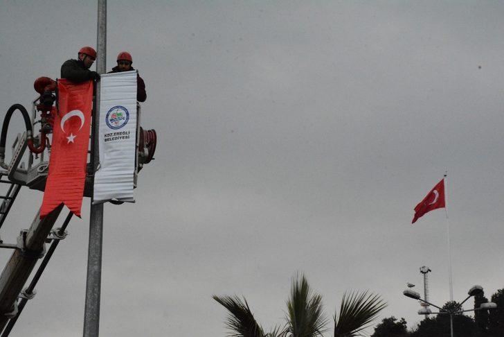 Aydınlatma direkleri bayraklarla donatıldı G5