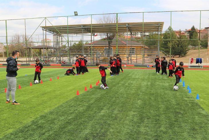 Mehmet Çakın, Uşaklı genç futbolcularla bir araya geldi G2