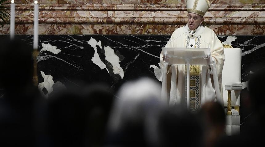 Papa: Pandemide yaşanan yoksulluğa rağmen silahlara para yatırmak skandaldır