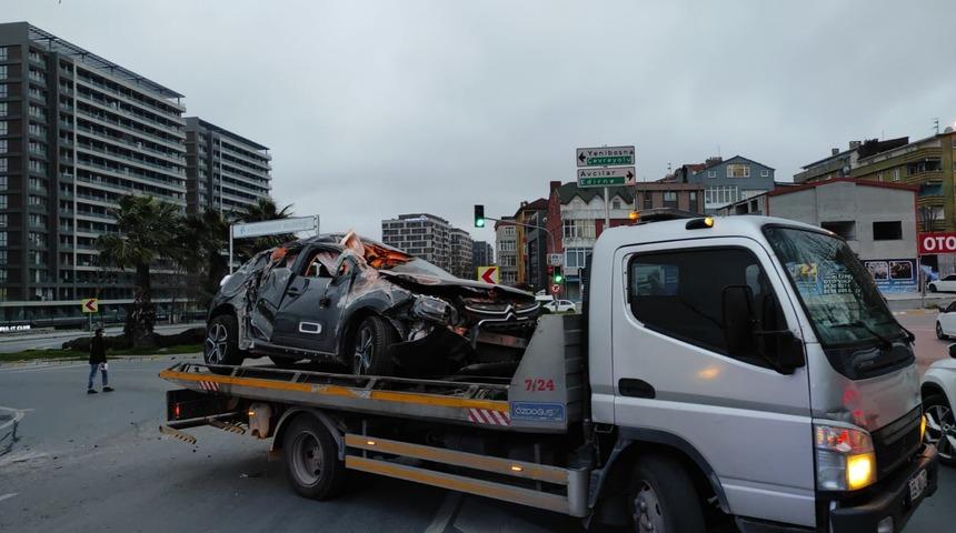 Küçükçekmece'de kaza yaptıkları kiralık otomobili bırakıp kaçtılar