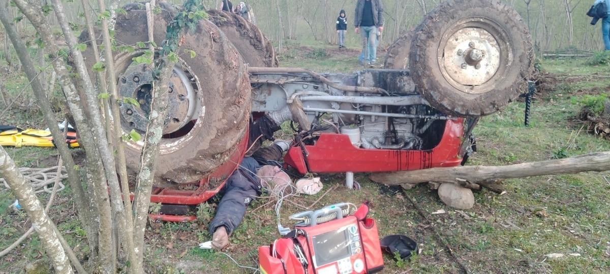 Devrilen trakt&ouml;r&uuml;n altında can verdi