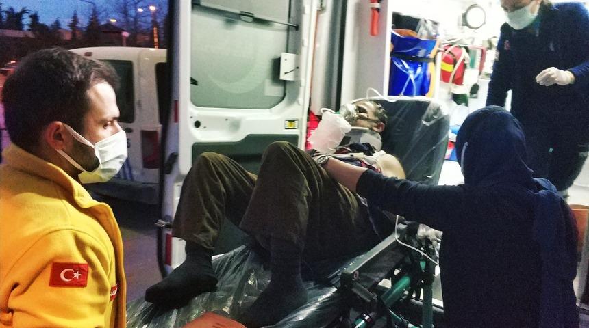 Üzerine kestiği ağaç düşen şahıs hastanelik oldu