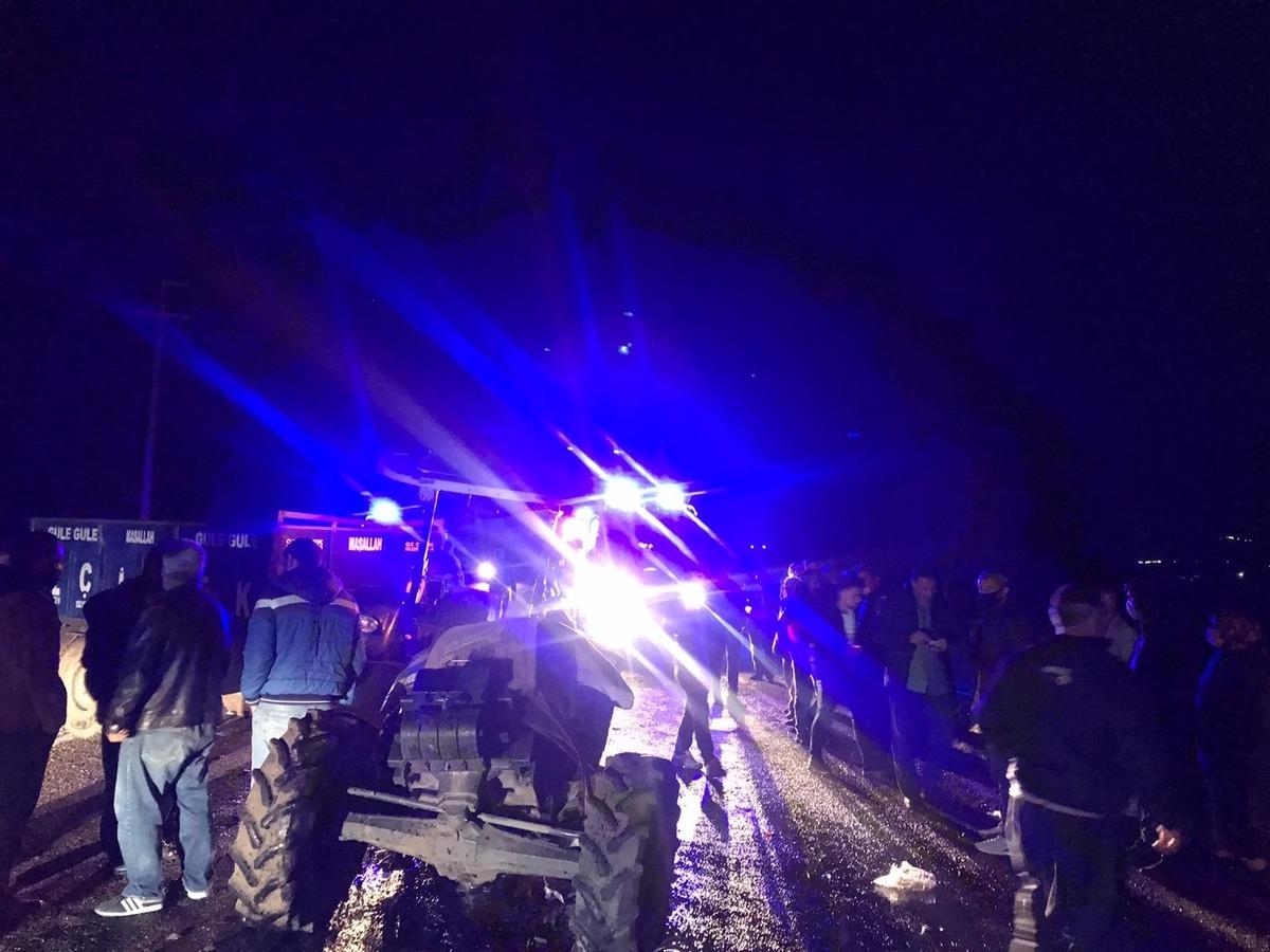 Minib&uuml;s trakt&ouml;rle &ccedil;arpıştı: 1&rsquo;i ağır 4 yaralı