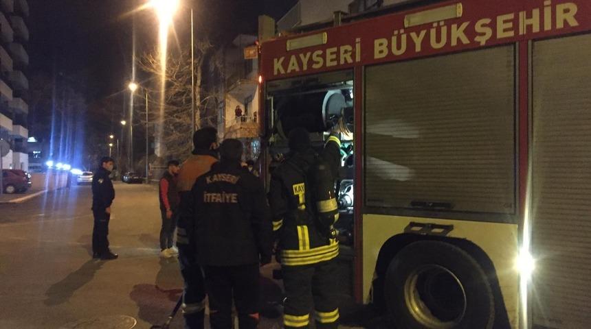 Bina boşluğundaki yangın ekipleri harekete ge&ccedil;irdi