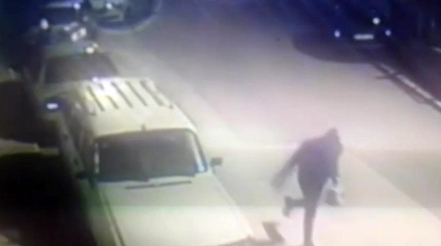 Motosiklette bulunan yemeği &ccedil;aldı