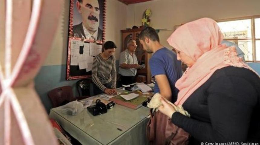 &Ouml;calan posteri &ouml;n&uuml;nde oy sandığı