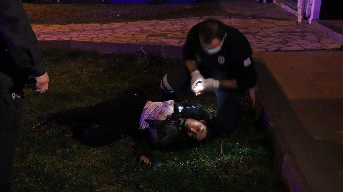 Kumar oynarken basılan kadın 2. kattan atlayıp yaralandı...Eşi elbiselerini par&ccedil;aladı