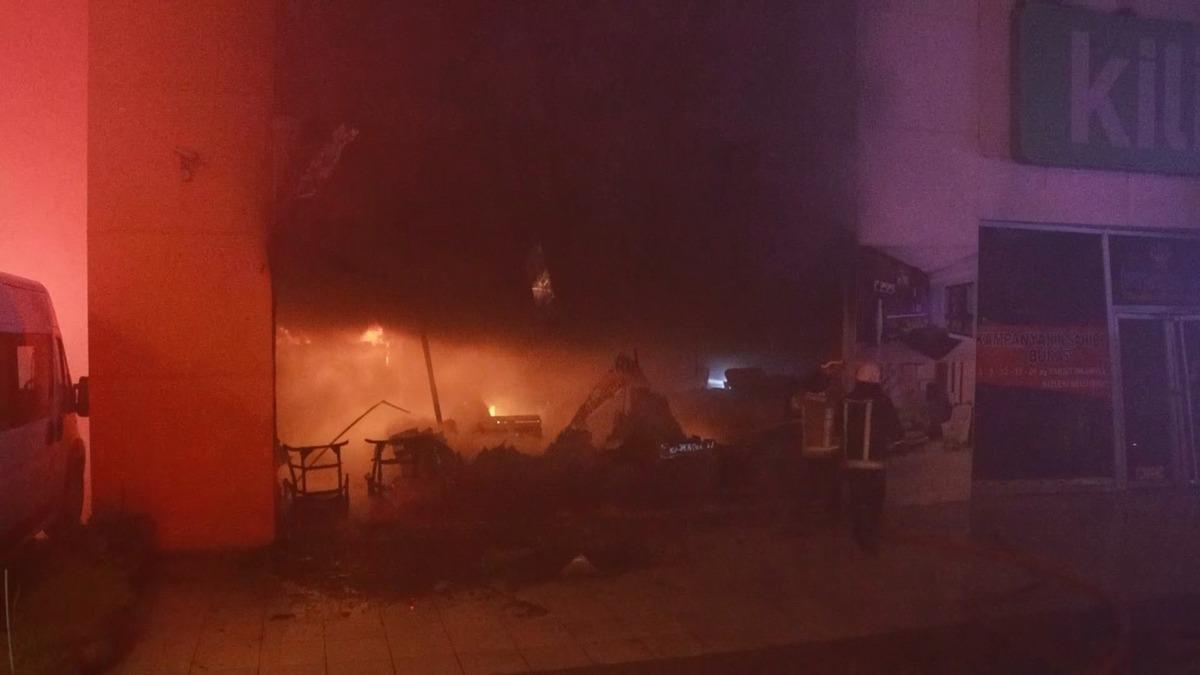 İki katlı mobilya at&ouml;lyesi yandı
