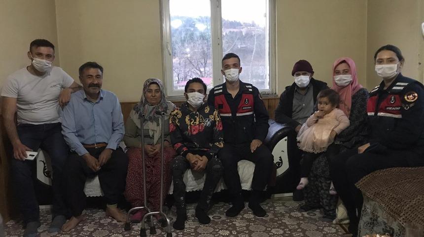 Jandarmadan engelli gence doğum günü sürprizi