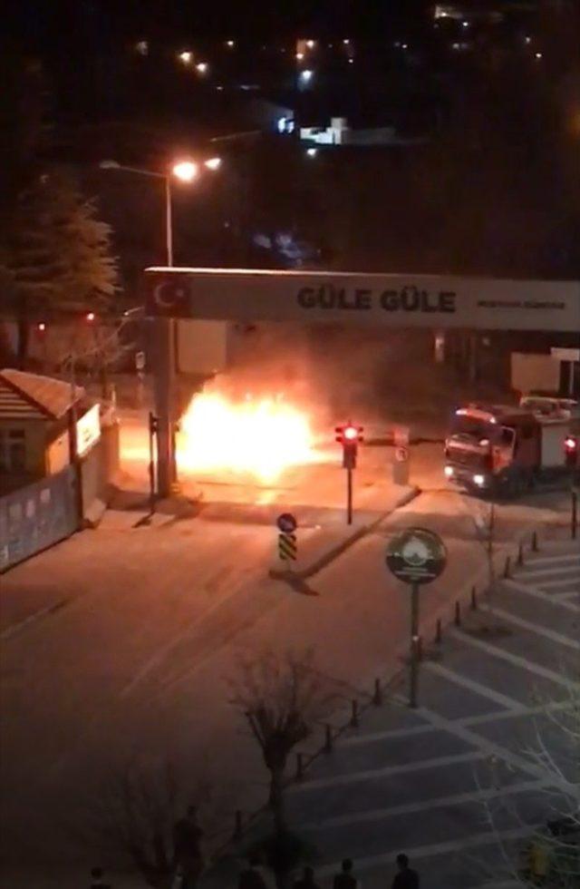 Bursa&rsquo;da seyir halindeki ara&ccedil; alev alev yandı 1