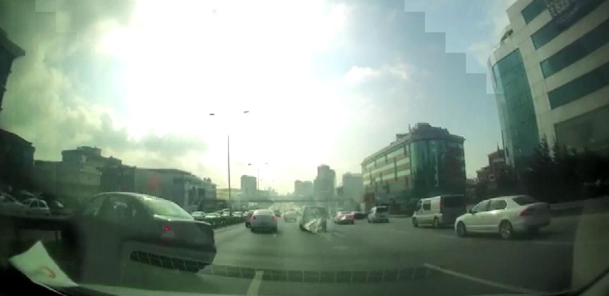 (&Ouml;ZEL) E-5&rsquo;te faciadan d&ouml;n&uuml;len trafik kazası kamerada