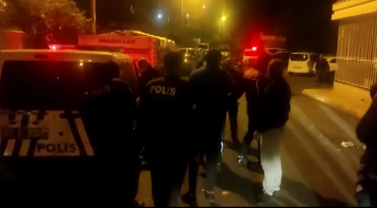 Antalya&rsquo;da &rsquo;pencereden baktı&rsquo; kavgası: 3 yaralı