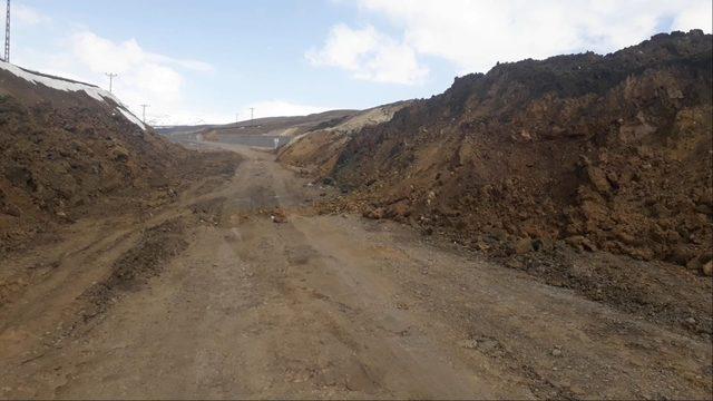 Erzurum-Tekman karayolunda yaşanan heyelan ulaşımı aksatıyor