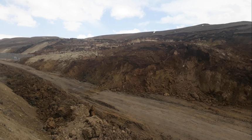 Erzurum-Tekman karayolunda yaşanan heyelan ulaşımı aksatıyor