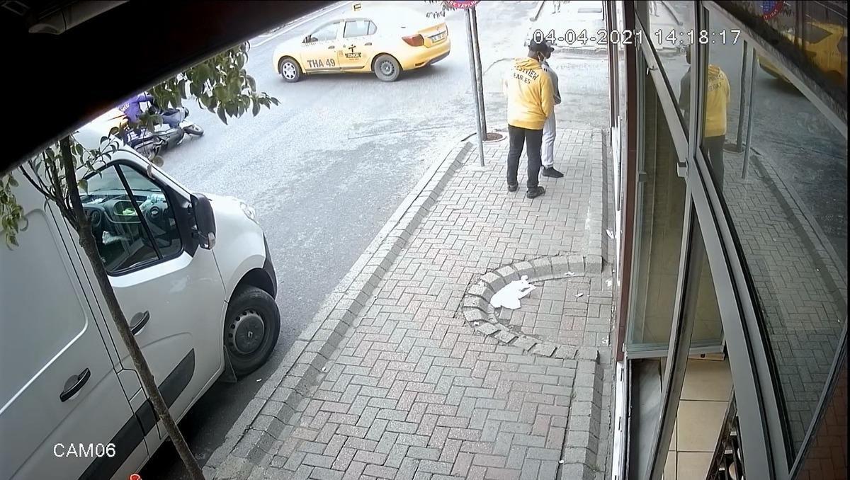 (&Ouml;zel) İstanbul&rsquo;da feci kaza: Motosikletli taksinin altına girdi