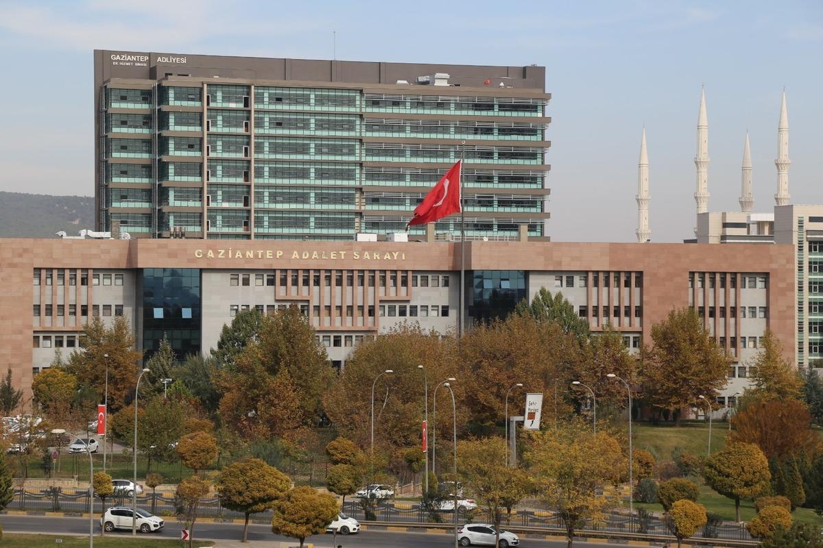 Eşiyle ilişki yaşayan adamın başını taşla ezip &ouml;lmesini beklemiş