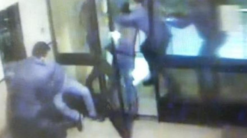 Yer: İstanbul! Binadan çıkarken kıskıvrak böyle yakalandılar