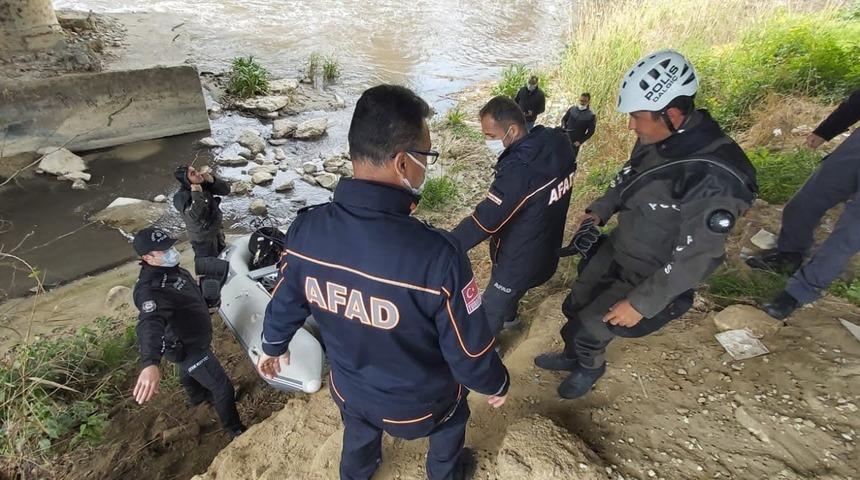 AFAD kıyıdan, dalgıçlar nehirde arıyor