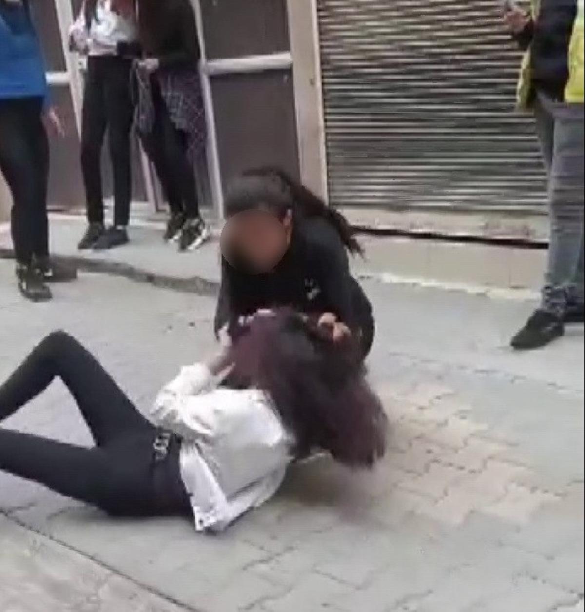 Sa&ccedil;larından s&uuml;r&uuml;kleyip yerden yere vurdu