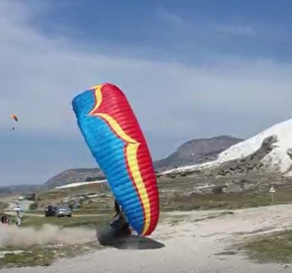 Kanadı kapanan paramotor zemine &ccedil;akıldı