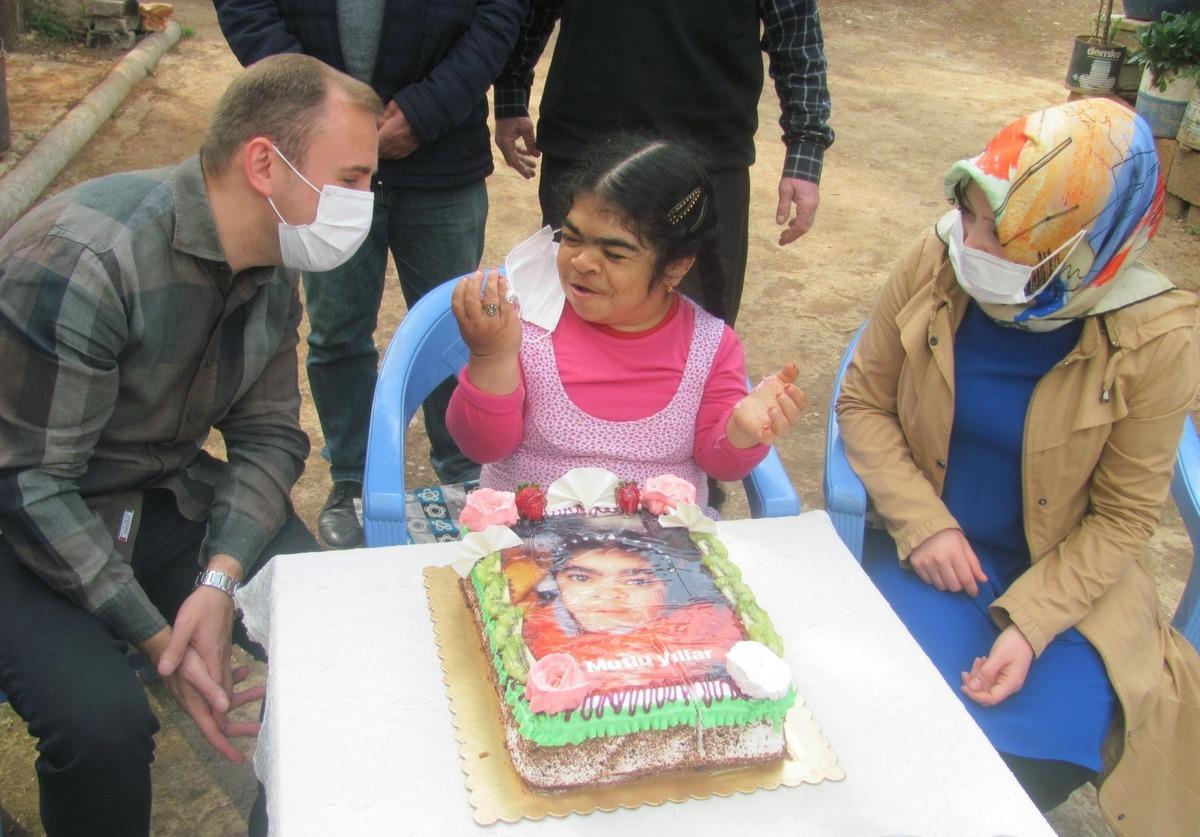 Kaymakam Mutlu&rsquo;dan bedensel engelli kıza doğum g&uuml;n&uuml; s&uuml;rprizi