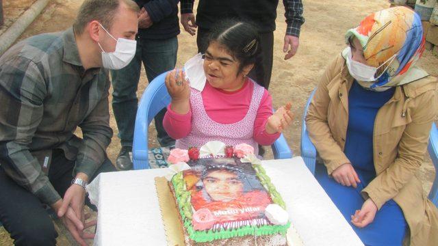 Kaymakam Mutlu’dan bedensel engelli kıza doğum günü sürprizi