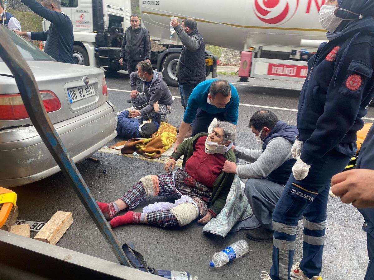 Adana&rsquo;da tır otomobile &ccedil;arptı: 5 yaralı