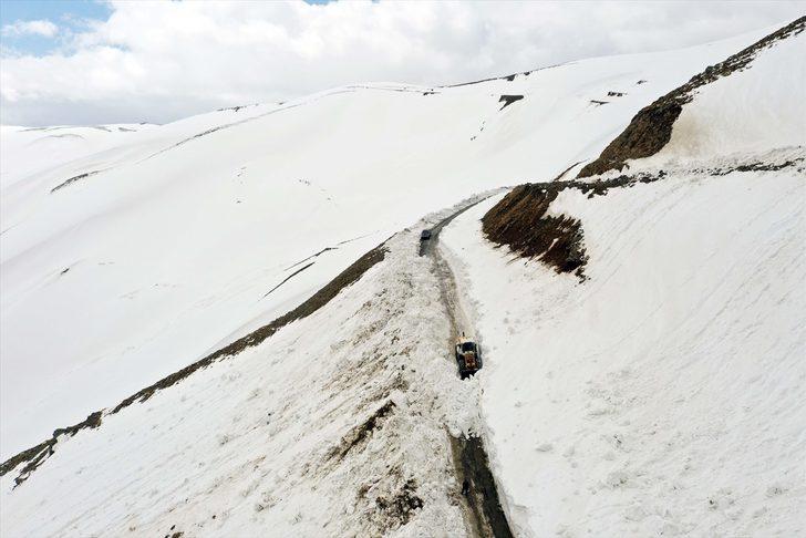 Muş'ta karla mücadele ekipleri, nisanda metrelerce karla kaplı köy yollarını açmaya çalışıyor G2