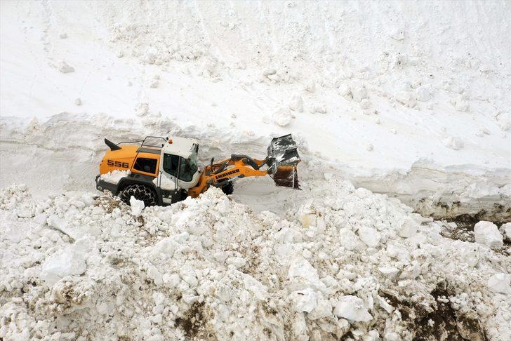Muş'ta karla mücadele ekipleri, nisanda metrelerce karla kaplı köy yollarını açmaya çalışıyor G3
