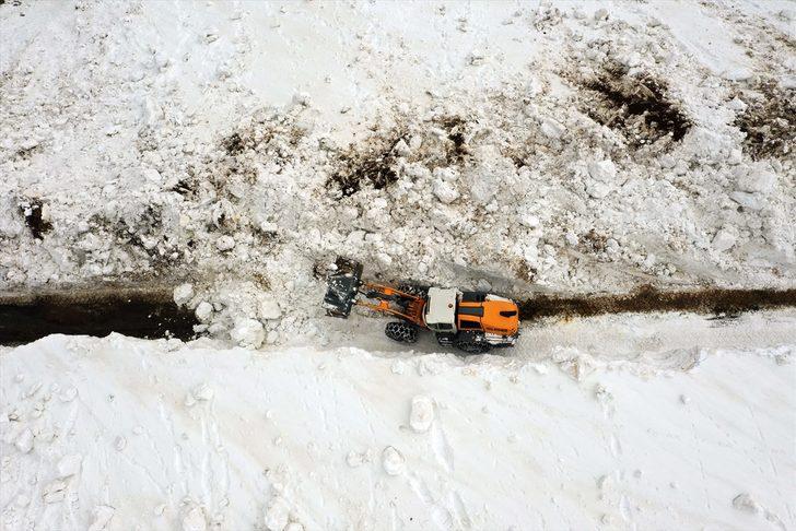 Muş'ta karla mücadele ekipleri, nisanda metrelerce karla kaplı köy yollarını açmaya çalışıyor G4