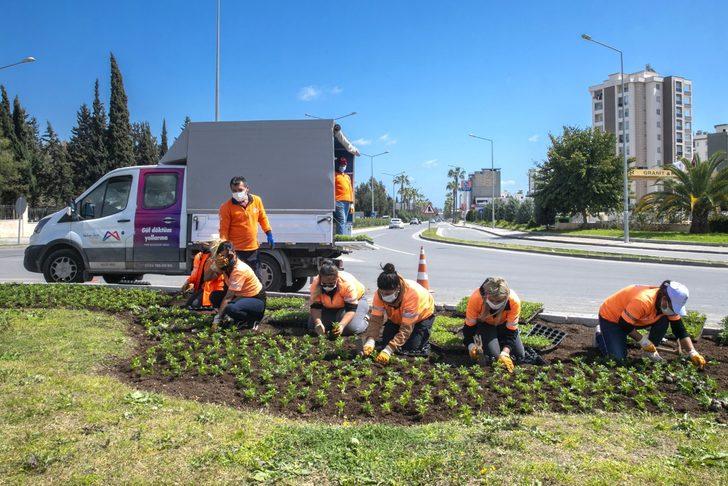 Mersin’in dört bir yanı çiçeklerle donatılıyor G2