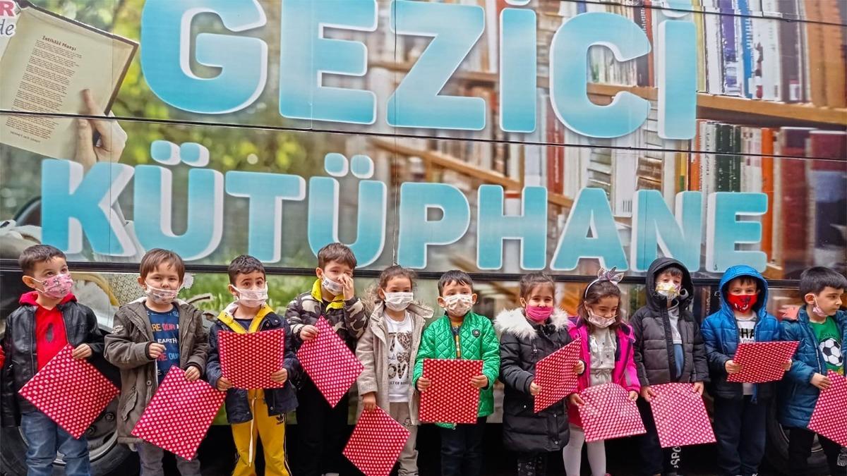 Gezici k&uuml;t&uuml;phane miniklerle buluştu