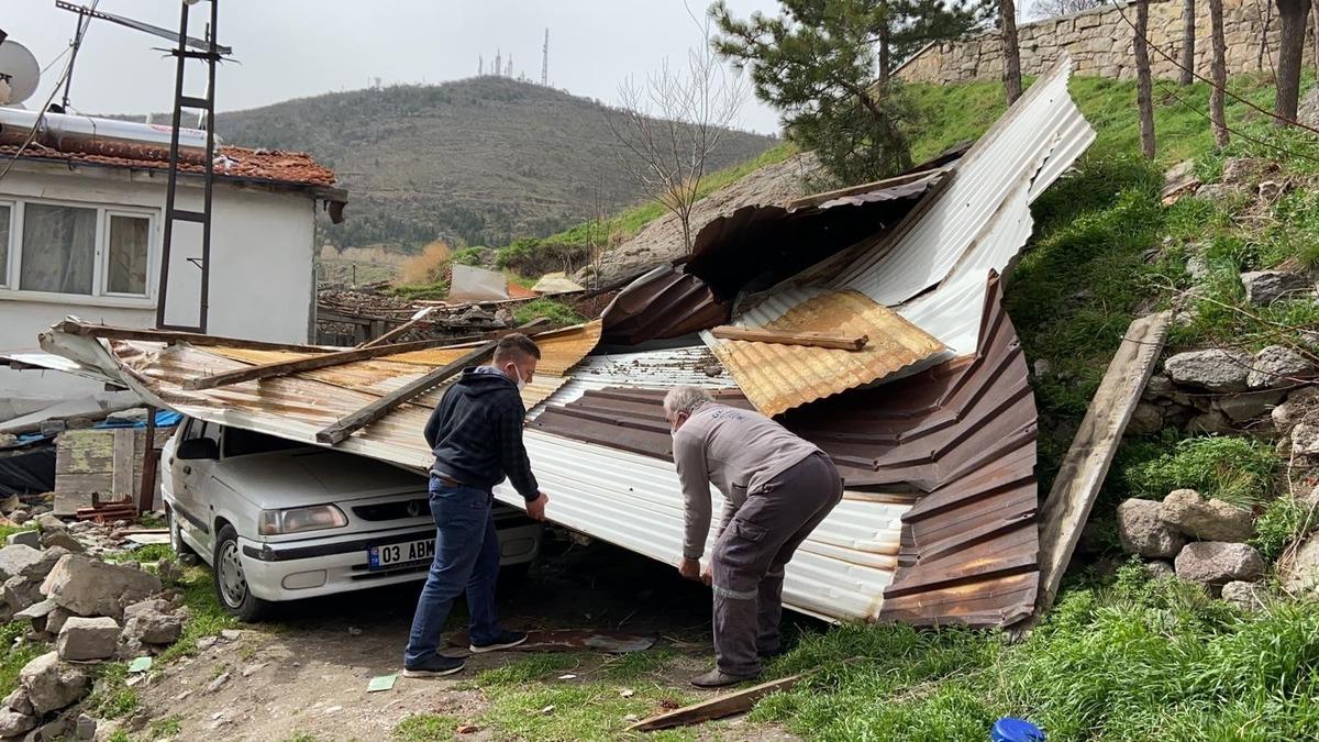 Belediyenin yıkmadığı metruk binanın &ccedil;atısı otomobilin &uuml;zerine u&ccedil;tu