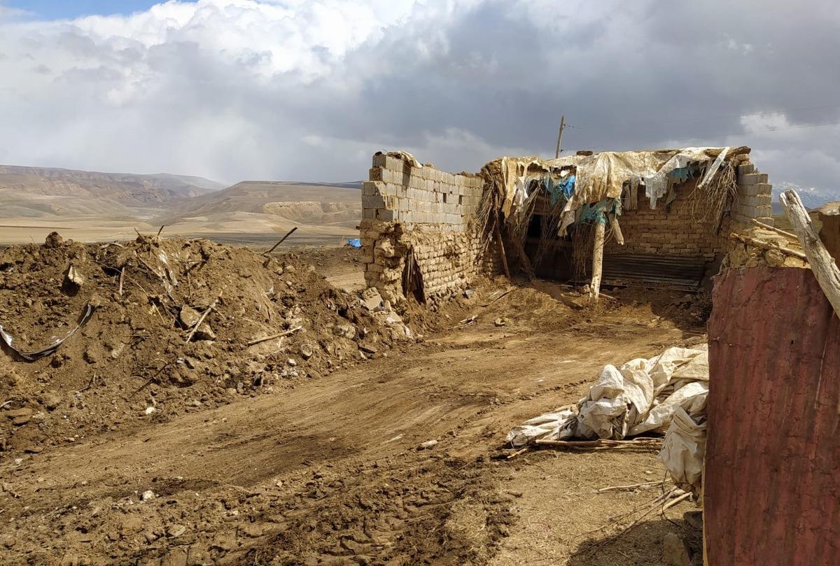 Damı &ccedil;&ouml;ken ahırdaki 12 k&uuml;&ccedil;&uuml;kbaş hayvan telef oldu