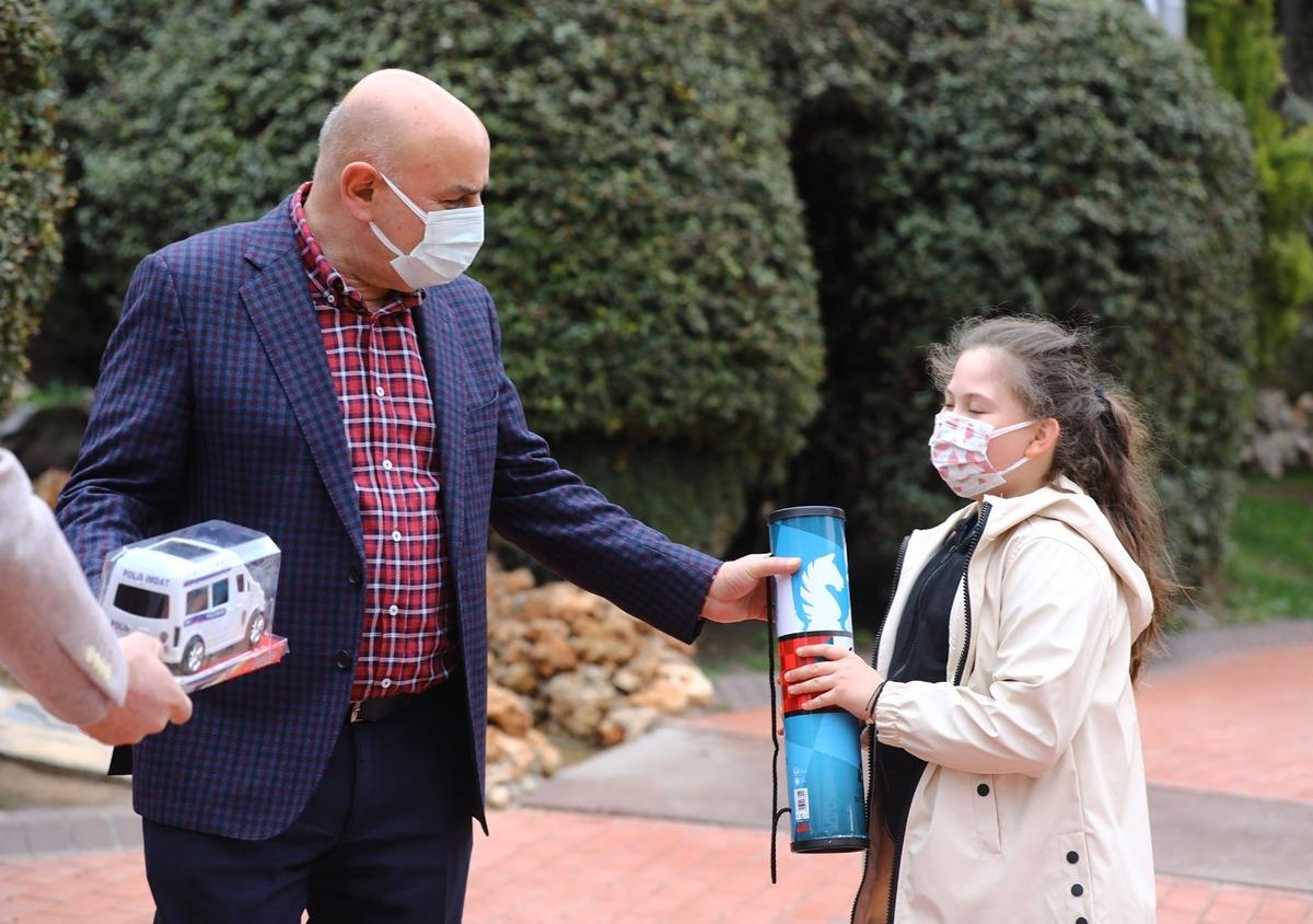 Ke&ccedil;i&ouml;ren Belediye Başkanı Altınok&rsquo;tan &ccedil;ocuklara satran&ccedil; takımı hediyesi