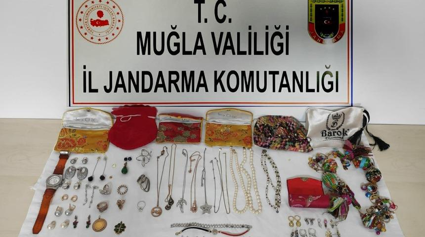 Ev temizliğine gitti, 200 bin liralık m&uuml;cevher &ccedil;aldı