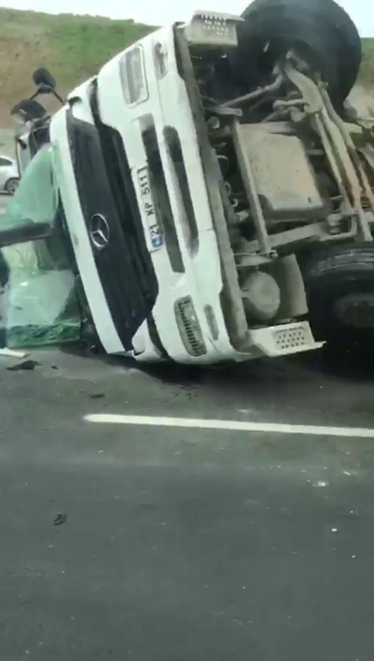 Diyarbakır&rsquo;da tır yan yattı: 1 yaralı