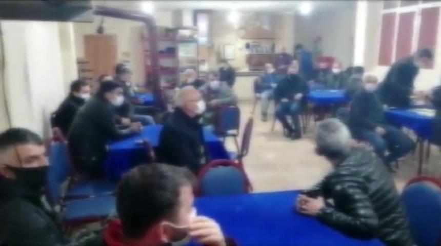 &Uuml;sk&uuml;dar&rsquo;da kısıtlama g&uuml;n&uuml;nde kahvehanede toplanan 24 kişiye polis baskını