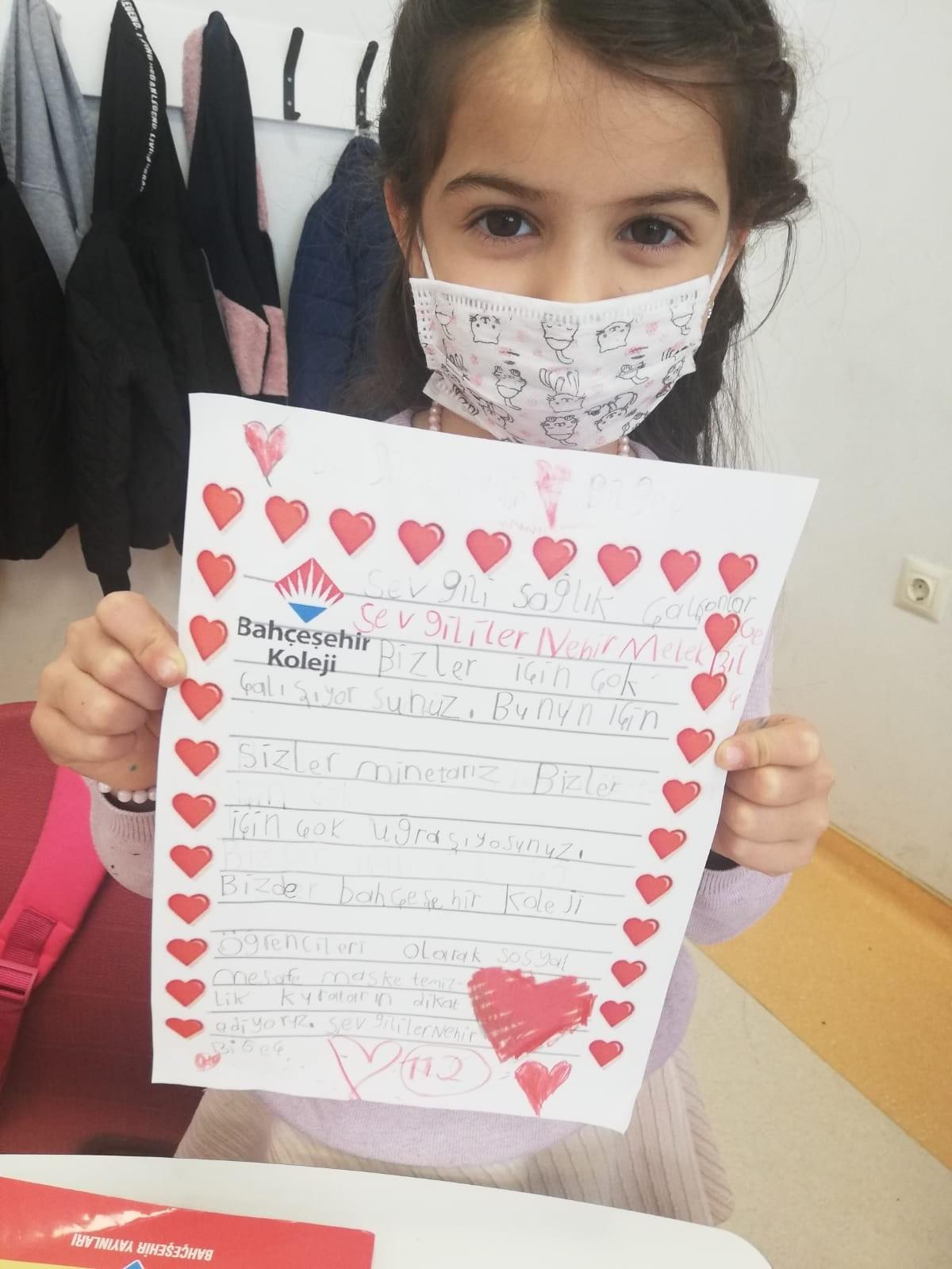 Minik &ouml;ğrencilerden sağlık &ccedil;alışanlarına duygulandıran mektup