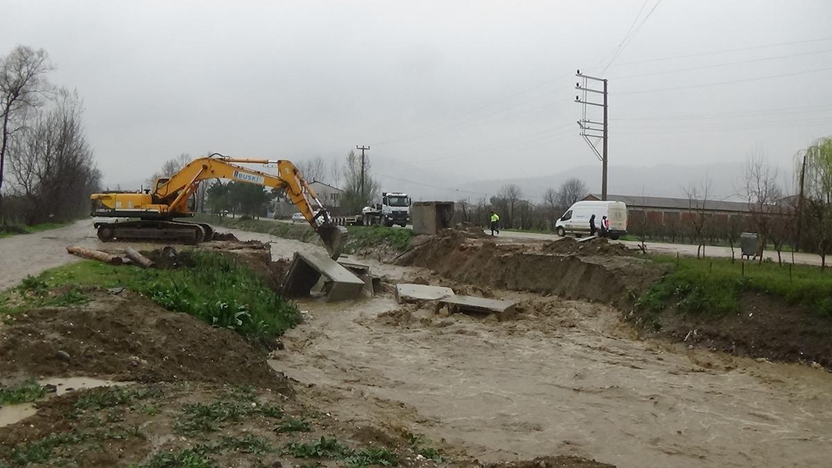 Deredeki sular taştı, yollar kapandı...Bir &ccedil;ok arazi sular altında kaldı