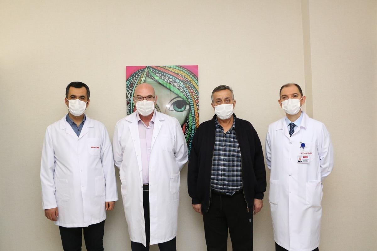 V&uuml;cudundaki şişkinliği kilo sandı, karnından 20 kiloluk t&uuml;m&ouml;r &ccedil;ıkarıldı