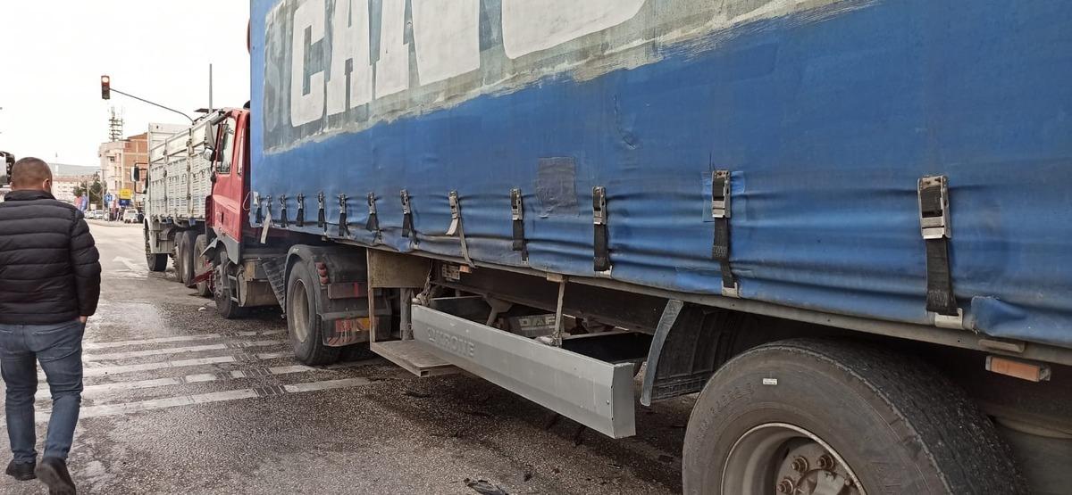 Freni boşalan tır kontrolden &ccedil;ıkıp yol kenarındaki kamyona &ccedil;arptı