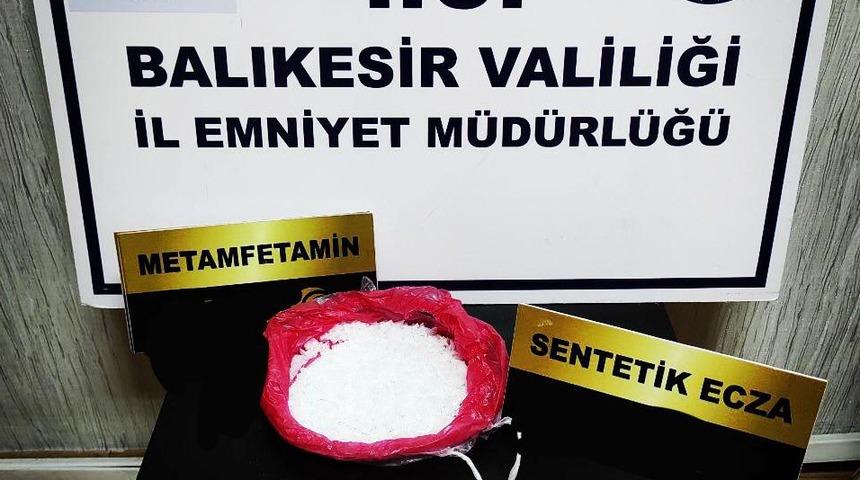 Edremit&rsquo;te 945 gram metamfetamin ele ge&ccedil;irildi: 3 g&ouml;zaltı