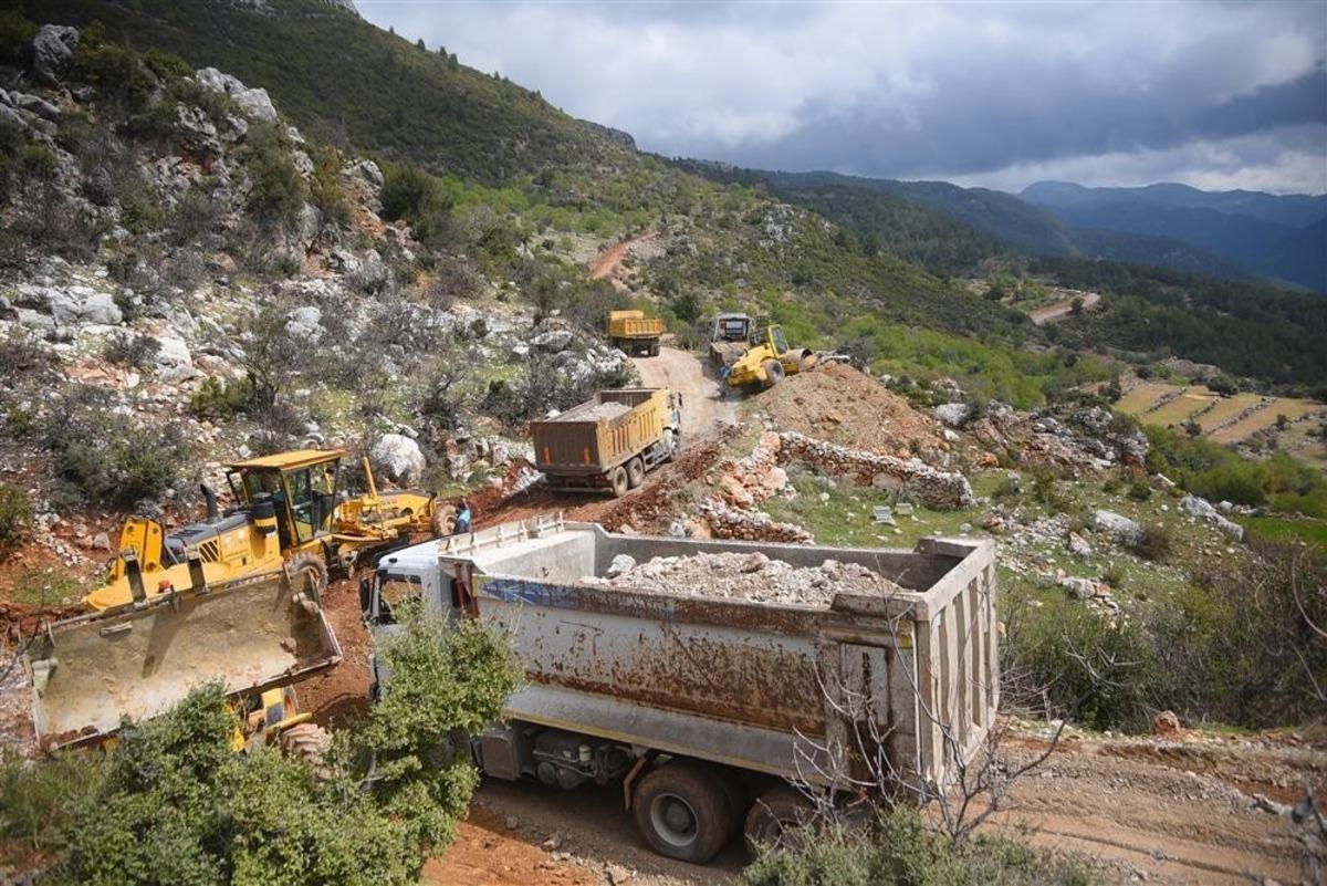 Alanya Belediyesi, mahalle yolunu hizmete sokmak i&ccedil;in &ccedil;alışıyor