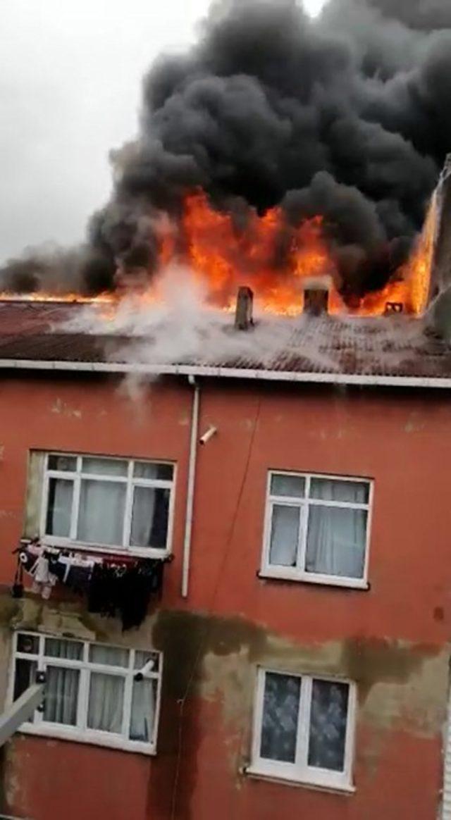 Bahçelievler’de korkutan çatı yangını 1