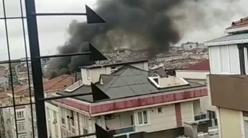 Bah&ccedil;elievler&rsquo;de korkutan &ccedil;atı yangını