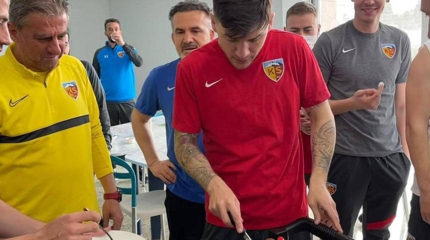 Kaptan Sapunaru&rsquo;nun doğum g&uuml;n&uuml; kutlandı