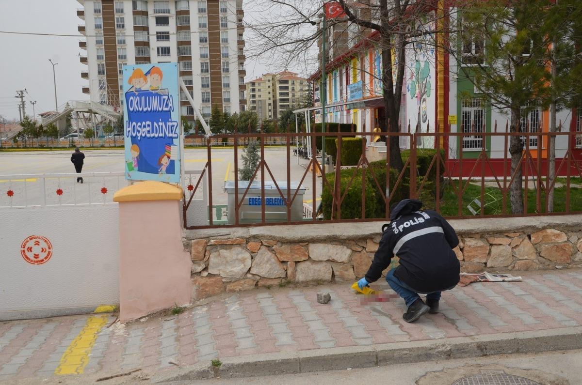 &Ccedil;ocuklarının okulunun &ouml;n&uuml;nde kayınpederini &ouml;ld&uuml;rd&uuml;