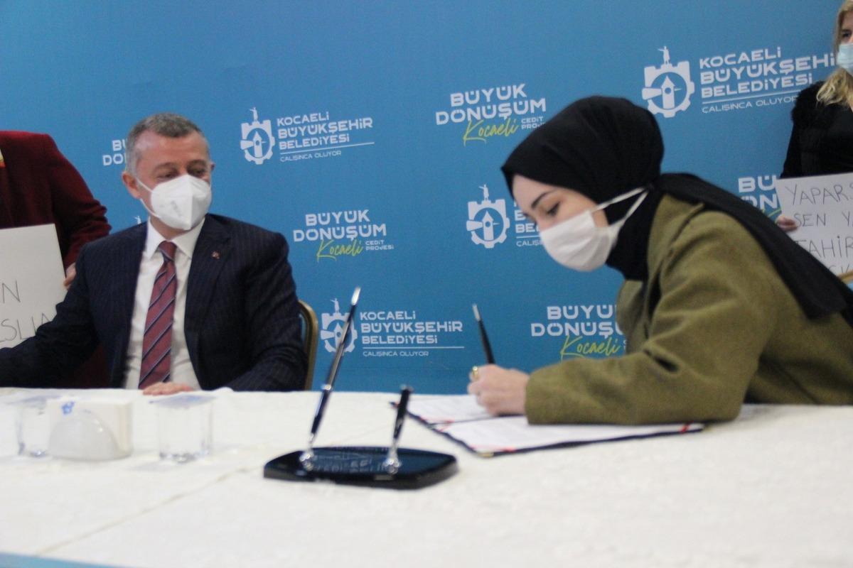 İzmit&rsquo;te riskli alan ilan edilen mahallenin d&ouml;n&uuml;ş&uuml;m&uuml;nde imzalar atıldı