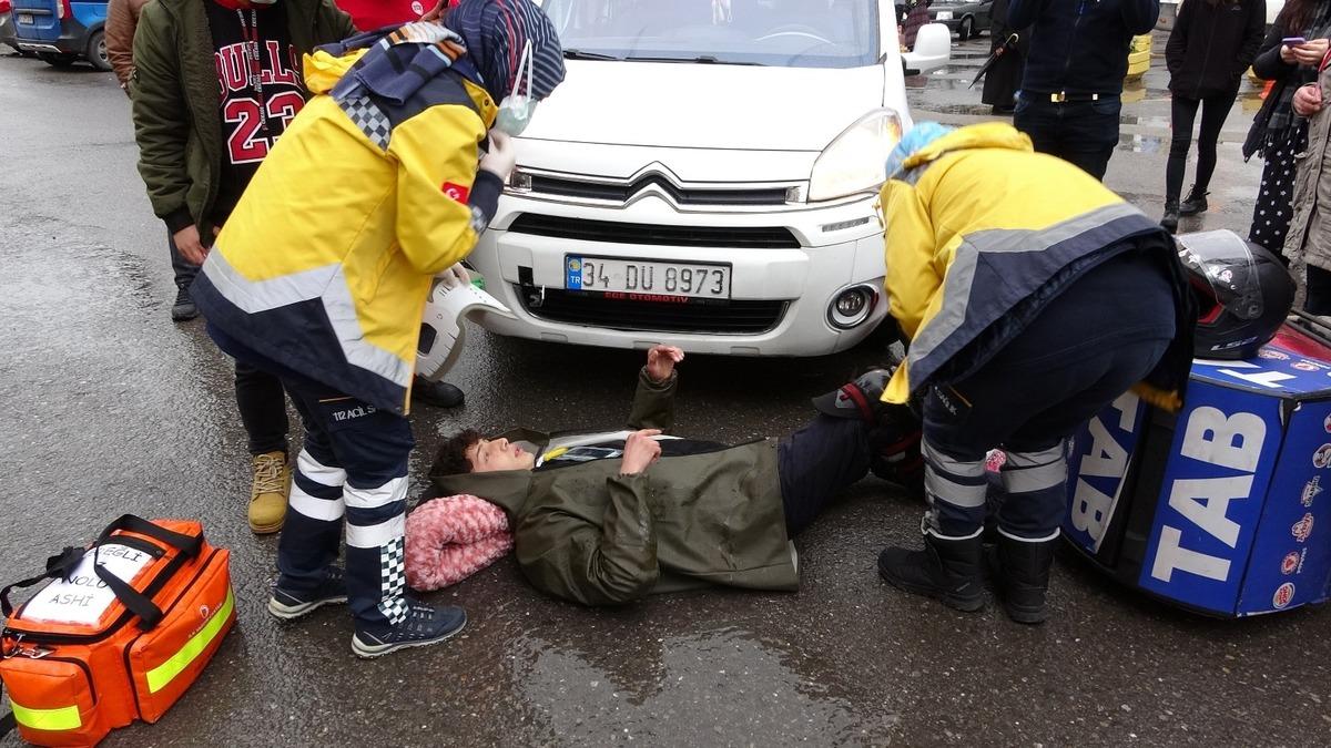 Otoparktan &ccedil;ıkan ara&ccedil; kuryeye &ccedil;arptı: 1 yaralı